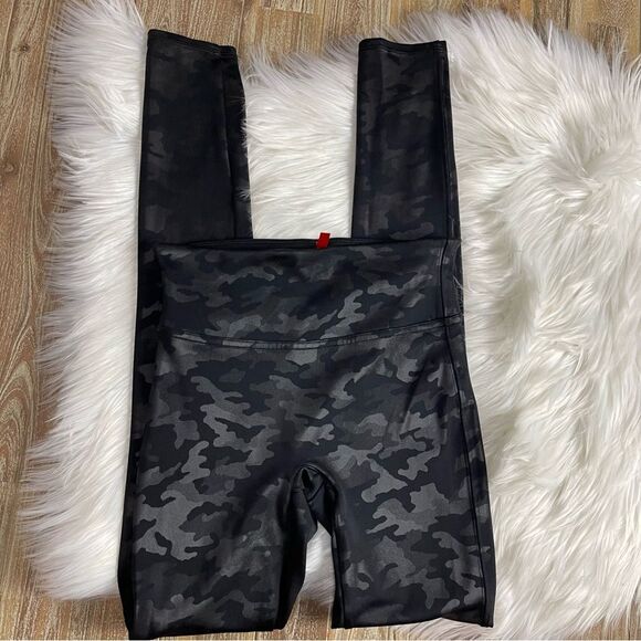 Faux Leather Camo Leggings Size XS - Picture 5 of 8